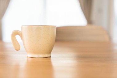 Kahve fincanı masada.