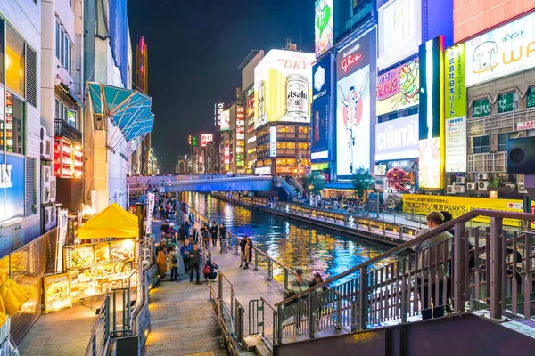 OSAKA, JAPÓN - 19 NOV 2016: Grupo de personas caminando para ir de compras — Foto de Stock