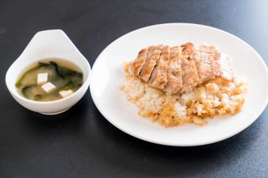 Teriyaki domuz miso çorbası ile tepesinde pirinç