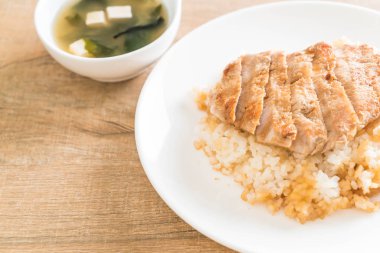 Teriyaki domuz miso çorbası ile tepesinde pirinç