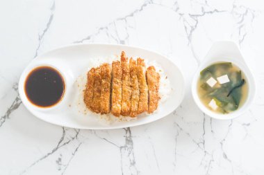 tepesinde pirinç (tonkatsu) ile miso çorbası kızarmış domuz eti