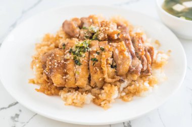 Teriyaki tavuk miso çorbası ile tepesinde pirinç