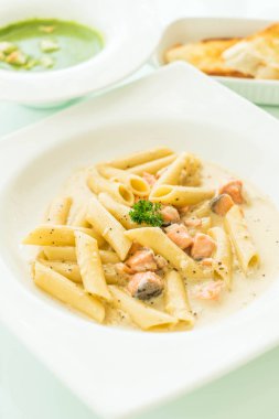 Penne carbonara makarna somon ile