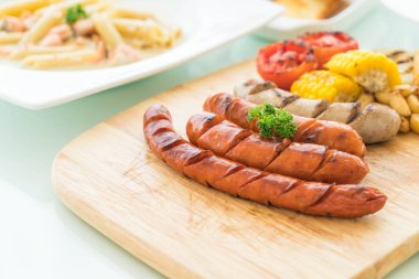 ızgara sosis mix sebze ve patates kızartması ile