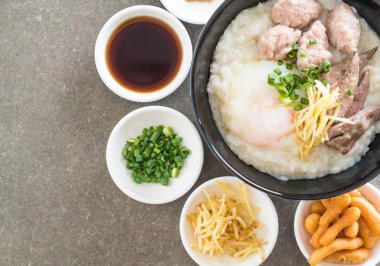 domuz eti ve yumurta ile pirinç lapası