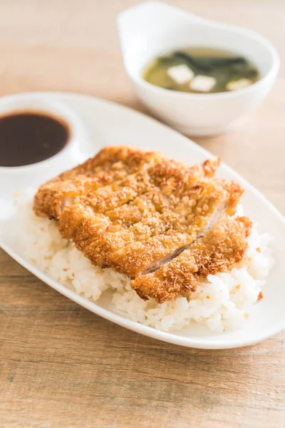 tepesinde pirinç (tonkatsu) ile miso çorbası kızarmış domuz eti