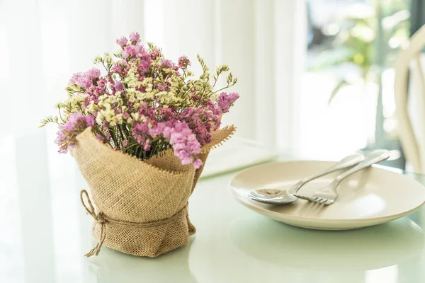 çiçekler buket dekorasyon masada