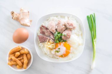 domuz eti ve yumurta ile pirinç lapası