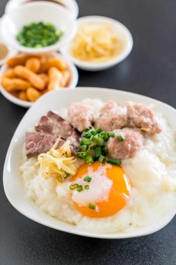 domuz eti ve yumurta ile pirinç lapası