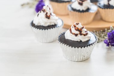 krem şanti ile çikolatalı kek