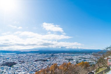 Kawaguchiko şehir manzarası ile kar 