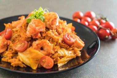 Kore baharatlı sos ve karides kızarmış pilav