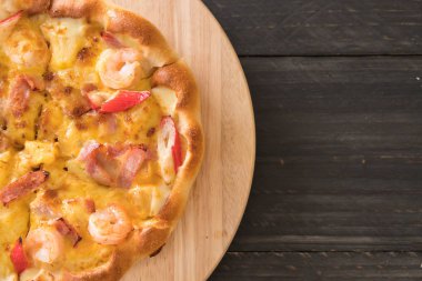 Ev yapımı hawaiian deniz ürünleri pizza