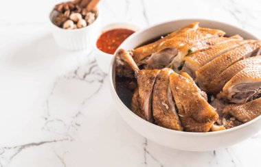 pot demlenmiş Ördek sosu ve ingradients ile