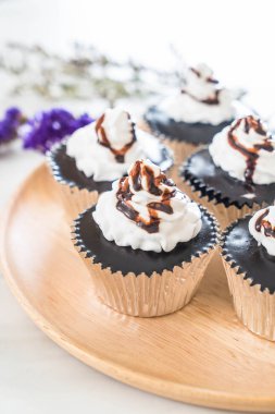 krem şanti ile çikolatalı kek