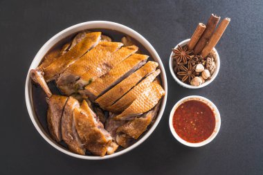 pot demlenmiş Ördek sosu ve ingradients ile