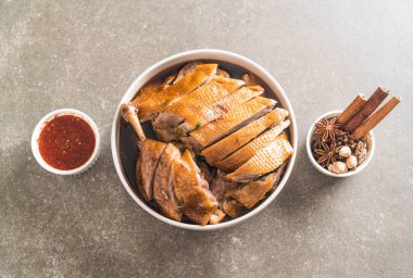 pot demlenmiş Ördek sosu ve ingradients ile