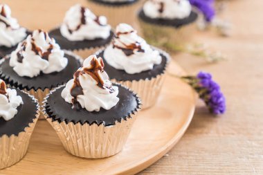 krem şanti ile çikolatalı kek