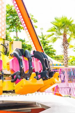 Renkli lunapark treni koltuk eğlence parkı 