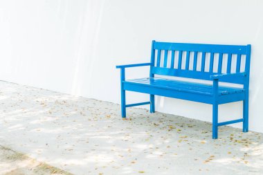 beyaz duvar ile mavi tezgah