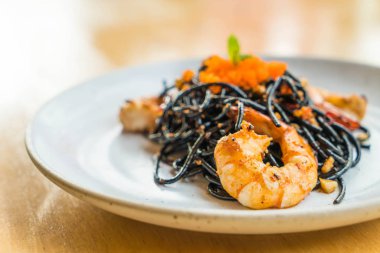 siyah spagetti karides