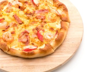 Beyaz arka plan üzerinde izole pizza hawaiian deniz ürünleri 