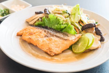 sebze ile kızarmış som balığı biftek