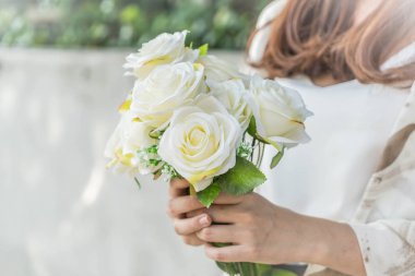 Çiçek buketi holding eller