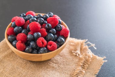 taze yaban mersini ve rasberry 