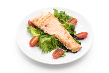 beyaz üzerine Somon ızgara biftek