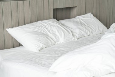 Beyaz dağınık yastık dekorasyonu yatak ile buruşuk yatak 