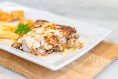 tavuk ve domuz eti biftek