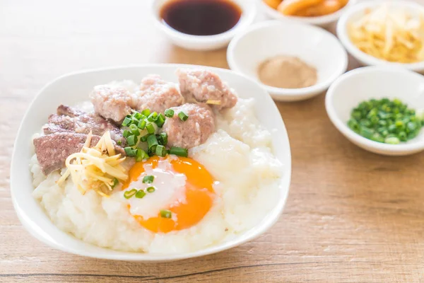 domuz eti ve yumurta ile pirinç lapası