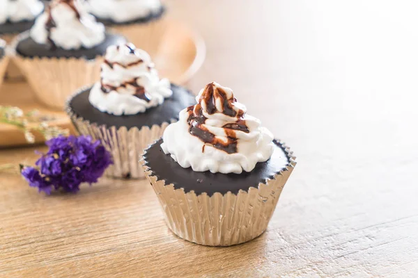 krem şanti ile çikolatalı kek