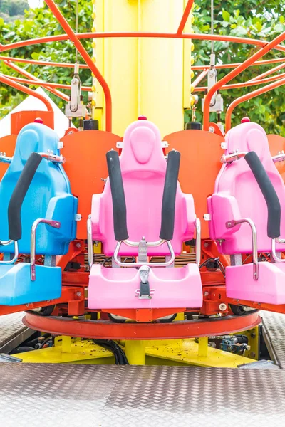 Sedili colorati sulle montagne russe al parco divertimenti — Foto Stock