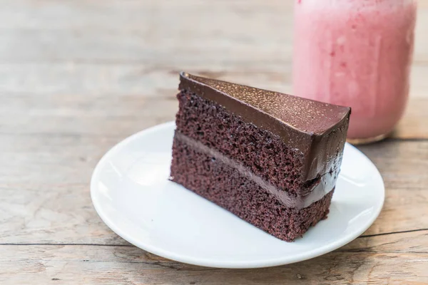 Çikolatalı pasta plaka üzerinde