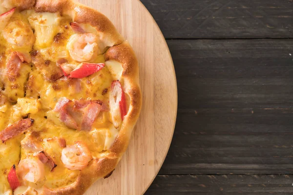 Ev yapımı hawaiian deniz ürünleri pizza