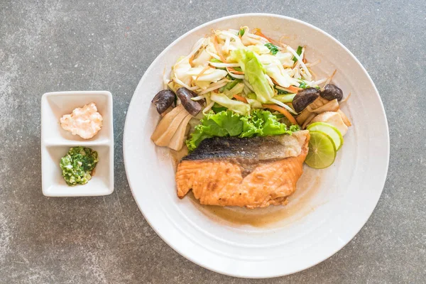 sebze ile kızarmış som balığı biftek