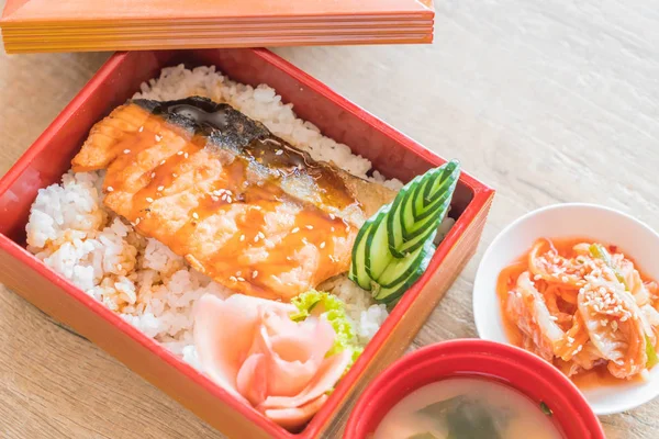 Teriyaki somon kutusunu küme üst pirinç