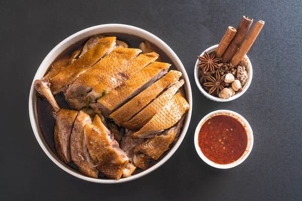 pot demlenmiş Ördek sosu ve ingradients ile