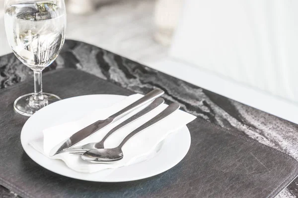 yemek masada boş levha