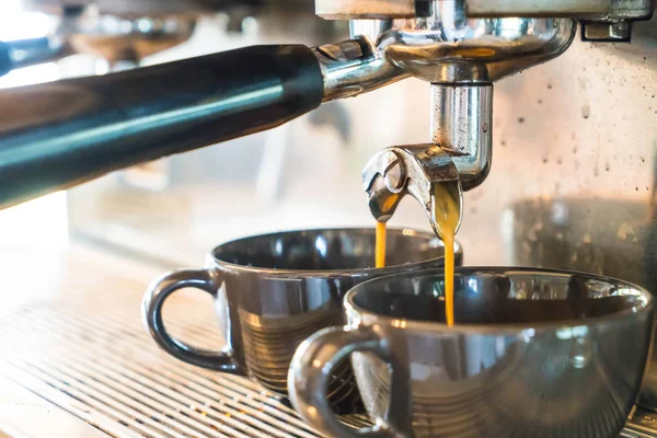 Professionell kaffemaskin gör espresso i ett café — Stockfoto