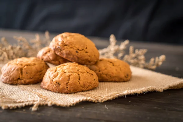 yulaf ezmesi kuru üzüm kurabiyeleri ahşap üzerine