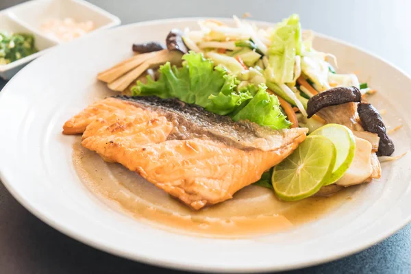 sebze ile kızarmış som balığı biftek