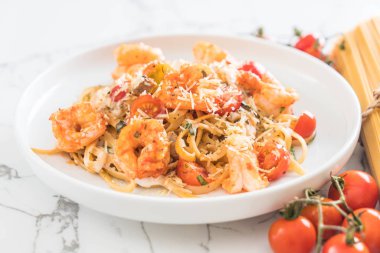 Spagetti karides, domates, fesleğen ve peynir ile 