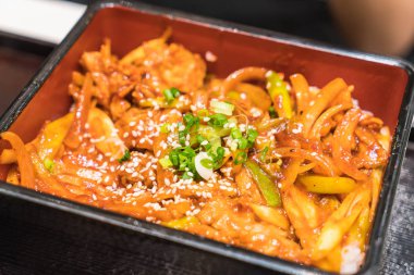 tavada kızartılmış baharatlı domuz etinin üst pirinç 