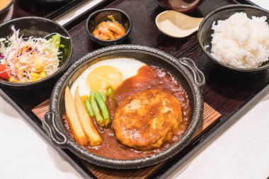 sıcak tabak kızarmış yumurta ile domuz eti burger 