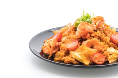 Kore baharatlı sos ve karides kızarmış pilav