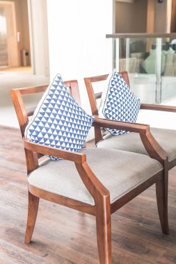 Oturma odasında kanepe dekorasyon güzel lüks yastık