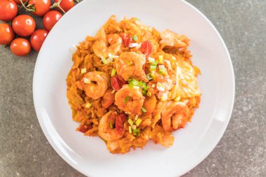 Kore baharatlı sos ve karides kızarmış pilav